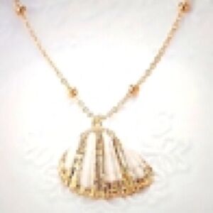 Elegant Gold and Cream Shell Pendant Necklace